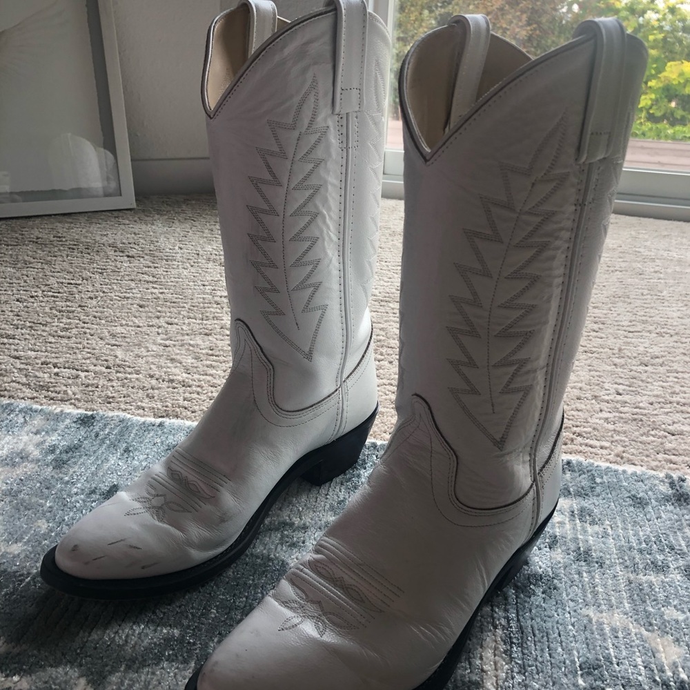 white cowgirl / cowboy boots